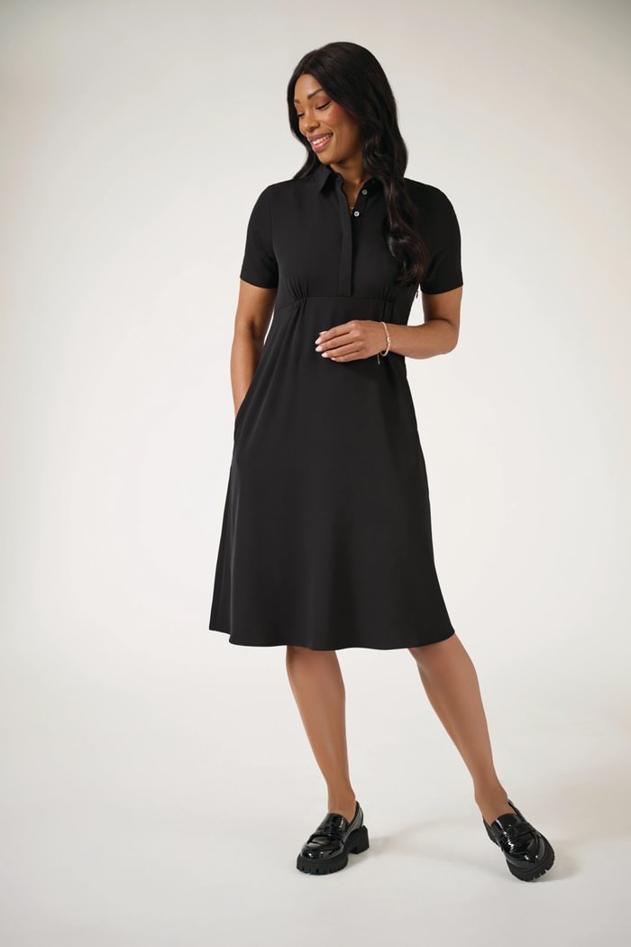 Krekla stila kleita ar īsām piedurknēm un kabatām